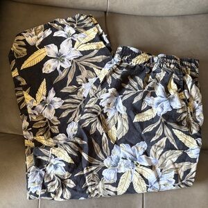 Vintage Jones New York Sport Black Floral linen Capris